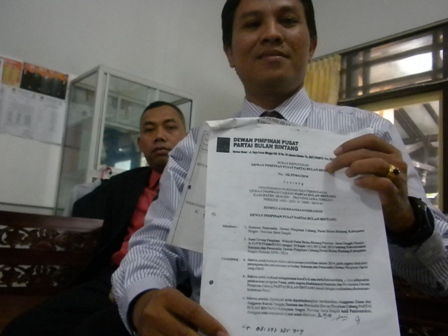 SK PBB—Ketua KPU Sragen Agus Riwanto menunjukkan SK DPP PKB yang menerangkan kepengurusan DPC PBB yang baru di Kantor KPU Sragen, Rabu (5/1).