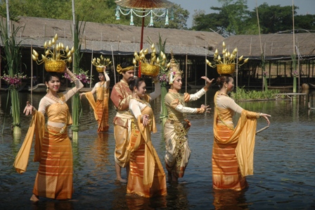 DI PERMUKAAN AIR—-Penari melenggak-lenggok di panggung di sebuah kolam di Klong Sabua Floating Market, Ayutthaya, Sabtu (18/12/2010). Terlihat seakan penari berjalan di permukaan air.