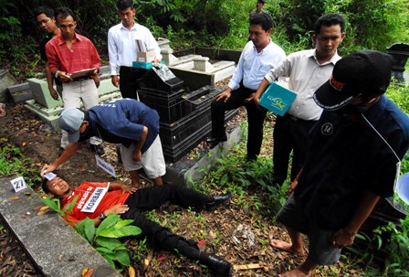 REKONSTRUKSI PEMBUNUHAN- Tersangka Rk dan Rn saat rekonstruksi pembunuhan di TKP Tempat Pemakaman Umum (TPU) Untoroloyo Jl Brigjen Katamso Mojosongo Solo, Senin (10/1). Rk dan Rn merupakan tersangka pembunuhan korban Andi Wibowo warga Perum Solo Elok Mojosongo Solo. (FOTO:Dwi Prasetyo)