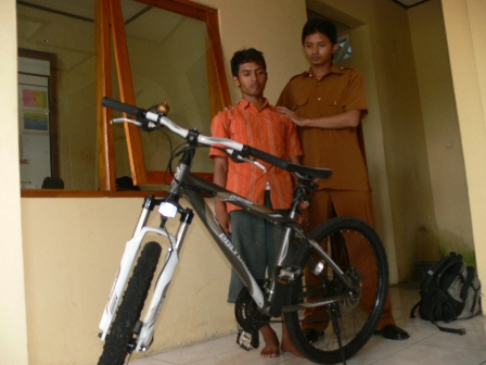 TERSANGKA--Tersangka Wawan Hermawan, 23, bersama barang bukti berupa sepeda onthel diamankan di Mapolsek Sragen, Rabu (12/1). (FOTO: Espos/Tri Rahayu)