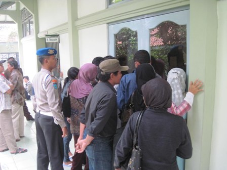BERKERUMUN—Beberapa pengunjung di Pengadilan Negeri (PN) Boyolali berkerumun di salah satu pintu ruang sidang saat digelar sidang dengan terdakwa B, siswa salah satu MTs di Boyolali yang digelar secara tertutup, Selasa (11/1). (FOTO: Espos/Ahmad Mufid Aryono)
