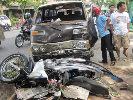 RINGSEK—Mobil Colt T Nopol AB 7738 DB yang menabrak motor Honda Karisma Nopol AD 6745 RD hingga ringsek di ruas Jl Pandanaran, Boyolali, Rabu (12/1). (FOTO: Espos/Ahmad Mufid Aryono)
