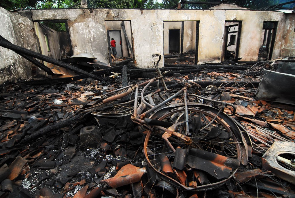 13rumah dibakar