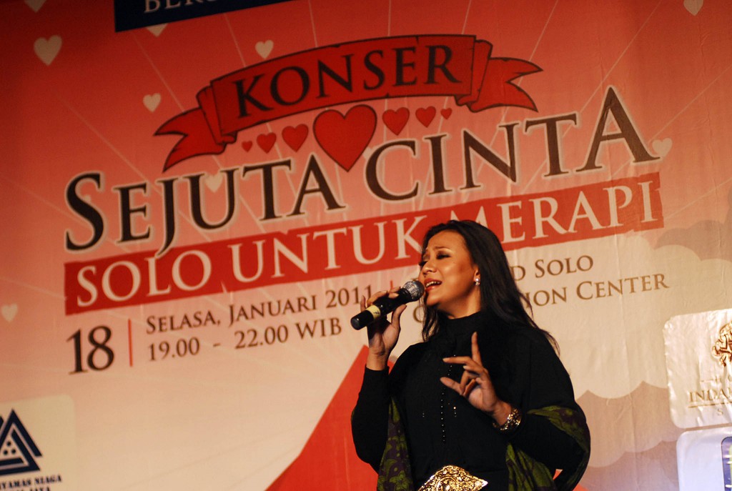 Dwi Prasetya SOLO UNTUK MERAPI- Penyanyi asal Solo, Iga Mawarni saat konser Sejuta Cinta Solo Untuk Merapi di Diamond Solo Convention Center, Selasa (18/1) malam. Konser tersebut diisi oleh sejumlah penyanyi nasional asal Solo dan merupakan konser amal untuk korban Merapi.