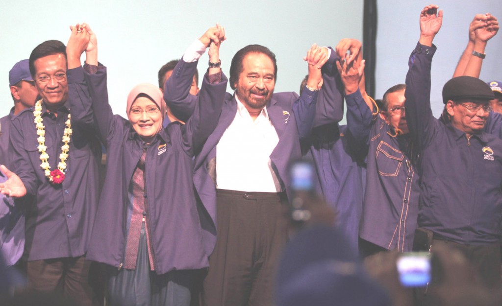 Rustriningsih (kiri) bergandengan dengan Ketua Umum DPP Nasdem, Surya Paloh, saat dilantik sebagai Ketua Pengurus Wilayah Nasdem Jateng tahun 2011.