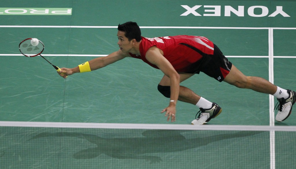 Taufik Hidayat saat berhadapan dengan pebulu tangkis Malaysia Lee Chong Wei di final tunggal putra Malaysian Open Super Series 2011, di Kuala Lumpur, Minggu (23/1)