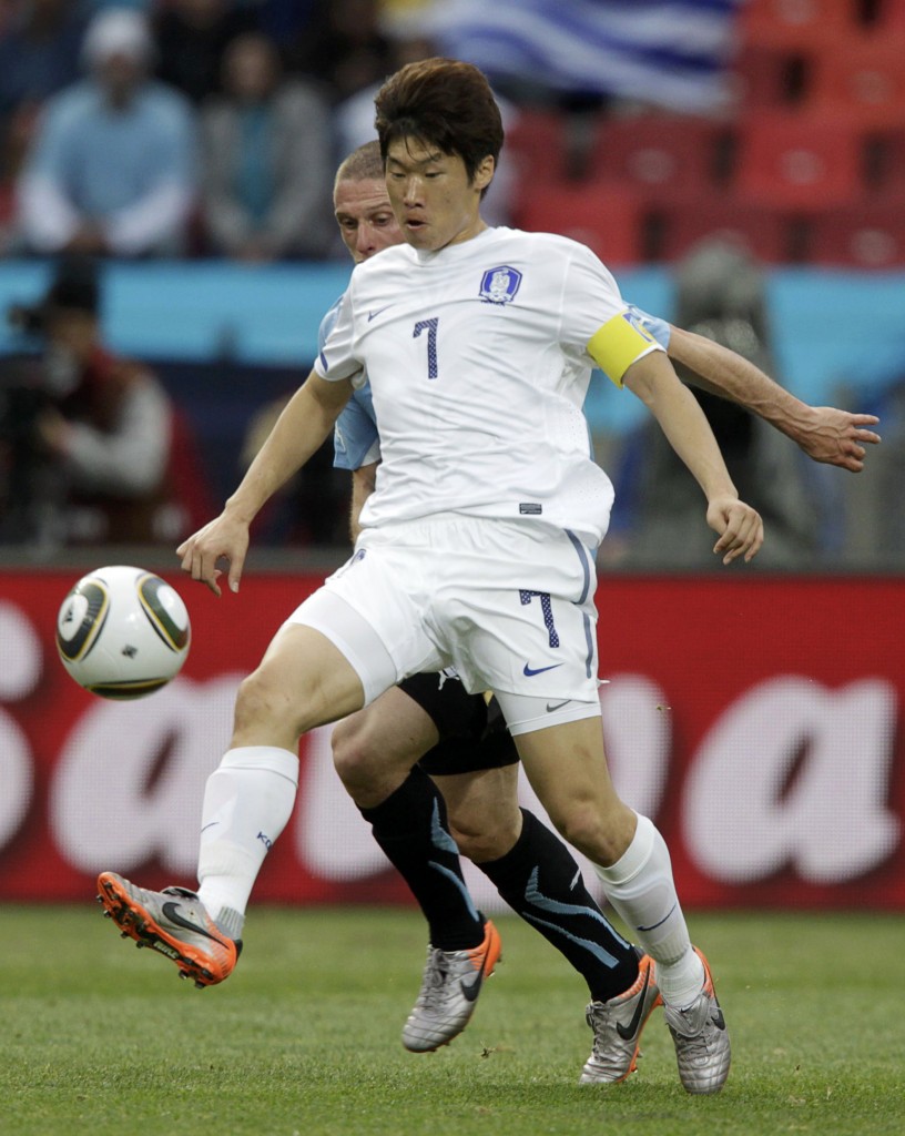Park Ji Sung (berkaus putih)