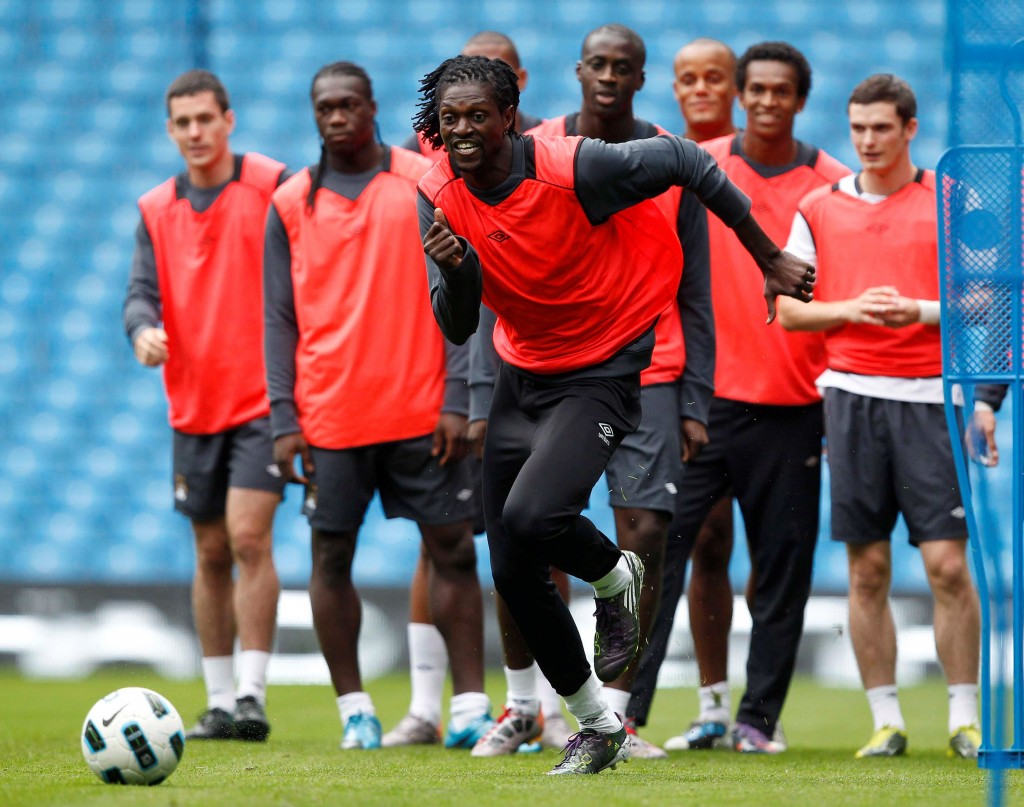Adebayor (depan) dalam satu sesi latihan bersama Manchester City.