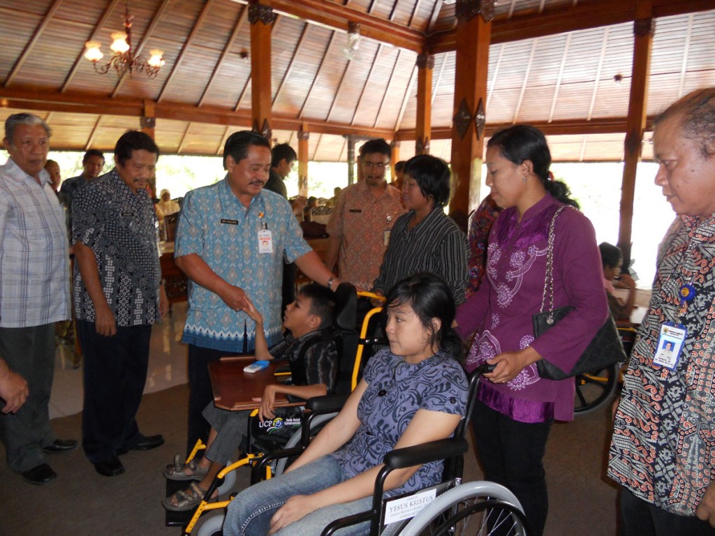 Asisten III Setda Grobogan, Drs Sri Mulyadi (ketiga dari kiri) menyalami salah satu difabel, ketika penyerahan bantuan kursi roda dari Yayasan UCP Roda Untuk Kemanusiaan (RUK) Jogja donatur dari Amerika Serikat, Kamis (27/1) di pendapa kabupaten setempat.