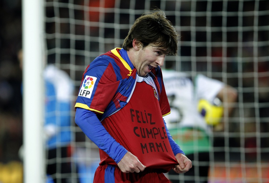 Lionel Messi saat merayakan gol yang diciptakannya dengan menyibak kaus tim dan menunjukkan tulisan berbunyi "happy birthday mummy" pada laga La Liga melawan Racing Santander.