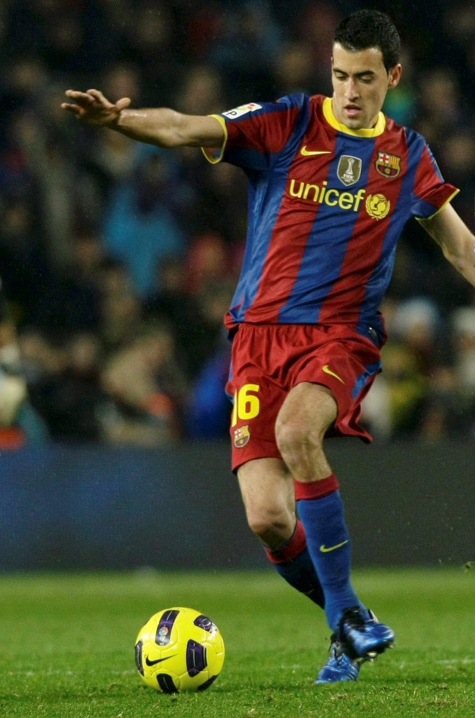 Sergio Busquets (kiri)