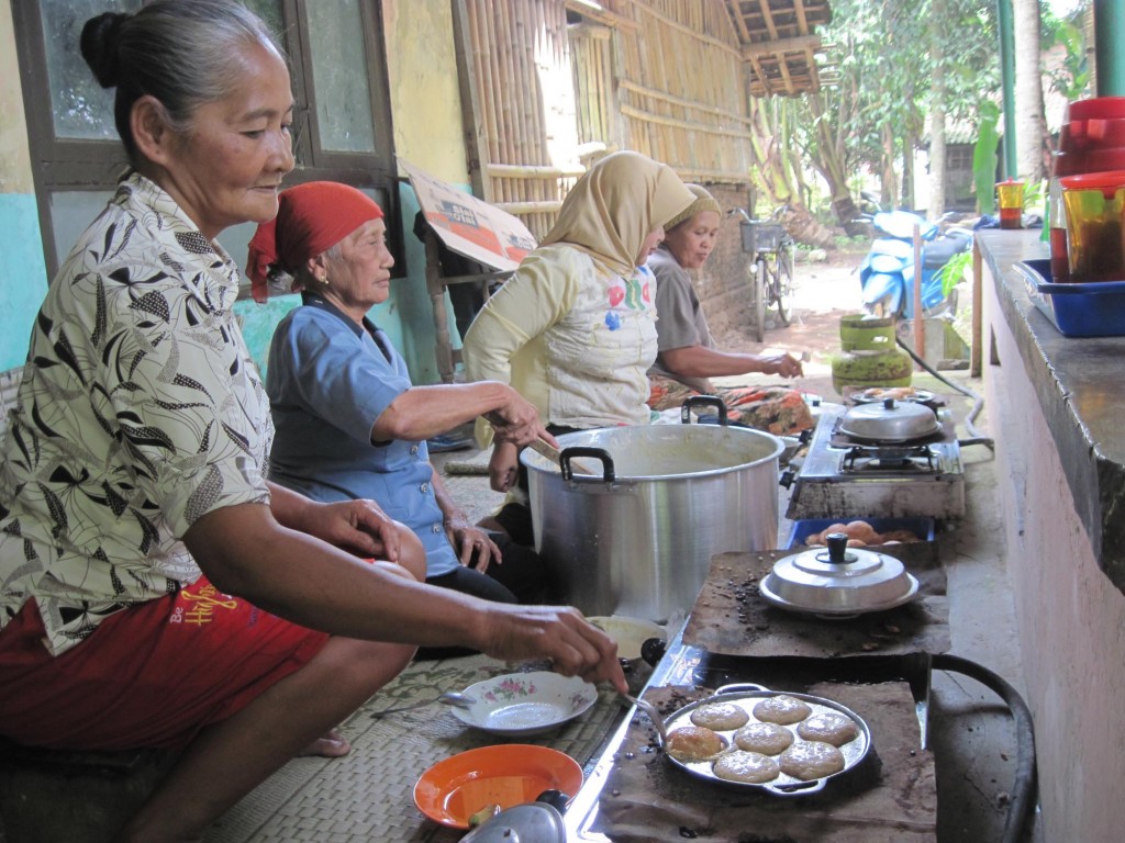 Sejumlah warga Desa Bendan, Kecamatan Banyudono, Kamis(27/1), membuat apem yang akan digunakan untuk ritual sebar apem kukus keong emas hari ini.