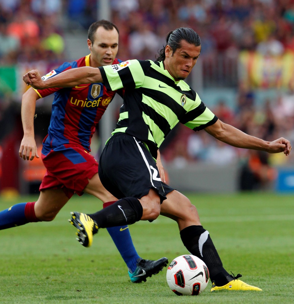 Andres Iniesta bersama skuat Barcelona membawa misi balas dendam saat melawat ke kadangan Hercules, Stadion Jose Rico Perez, Minggu (30/1) dini hari WIB. Barca dipermalukan Hercules saat kalah di laga pembuka La Liga, September 2010