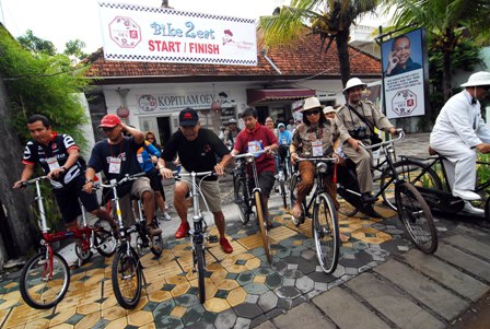 BIKE TO EAT- Pakar kuliner, Bondan Winarno (tiga dari kiri) bersama sejumlah peserta Bike To Eat bersiap untuk start di Kopitiam Oey Jl Perintis Kemerdekaan 35 Purwosari Solo, Minggu (16/1). Bike To Eat merupakan kegiatan wisata kuliner sambil bersepeda untuk mempromosikan gaya hidup sehat. (FOTO:Dwi Prasetya)