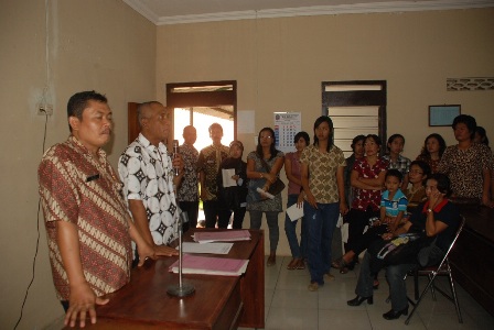 CALON KARYAWAN--Tenaga kerja yang telah mendaftar ke Dinas Tenaga Kerja dan Transmingrasi (Disnakertrans) Wonogiri untuk menjadi karyawan pabrik pakaian dalam dikumpulkan dan diberi pengarahan di kantor dinas tersebut, Kamis (13/1). (FOTO:Espos/Suharsih)