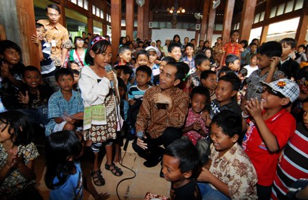 JIBI/SOLOPOS/Burhan Aris Nugraha DEKLARASI ANAK--Walikota Solo Joko Widodo memberikan kuis kepada anak-anak saat audiensi pada Deklarasi Anak di Pendapi Alit Kelurahan Jebres, Solo, Kamis (13/1). Deklarasi tersebut untuk mewujudkan Kota Solo sebagai Kota Layak Anak.