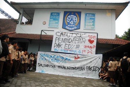 EKSPRESI KECINTAAN- Sejumlah siswa berkumpul di depan spanduk berisi dukungan terhadap kepala sekolah mereka di SMA N 4 Solo, Jumat (14/1). Aksi tersebut merupakan wujud dukungan siswa terhadap kepala sekolah Edy Pudiyanto agar tidak dipindah dari sekolah tersebut. (FOTO: Dwi Prasetya)