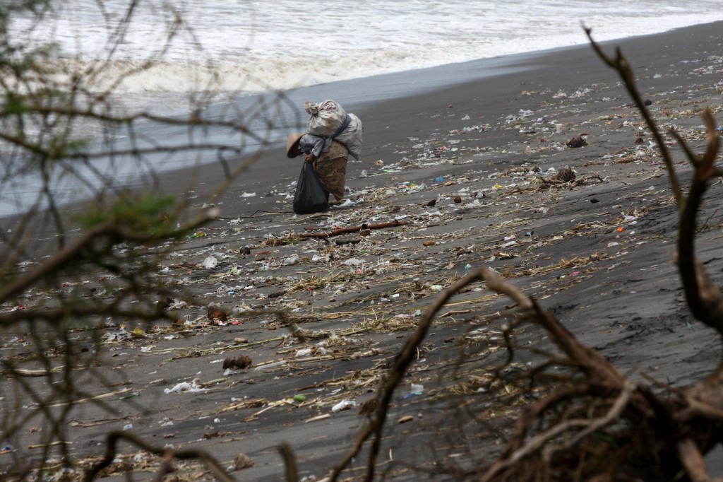 Pantai Kuwaru Penuh Sampah