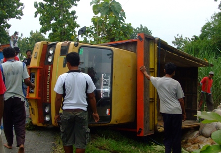 TERGULING--Sebuah truk bermuatan 200 sak brambut terguling di sebelah barat Jembatan Sumberan, Japoh, Jenar, Sragen, Minggu (9/1) pagi, (FOTO:Espos/Tri Rahayu)