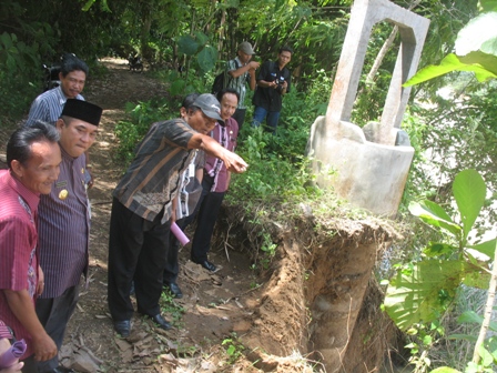 LONGSOR--Bupati Sukoharjo Wardoyo Wijaya (berpeci) meninjau lokasi tanah longsor yang terjadi di desa setempat, tepatnya di daerah pinggiran Sungai Bengawan Solo yang melintas di sana, Rabu (12/1) siang. (FOTO: Espos/Oriza Viloza)