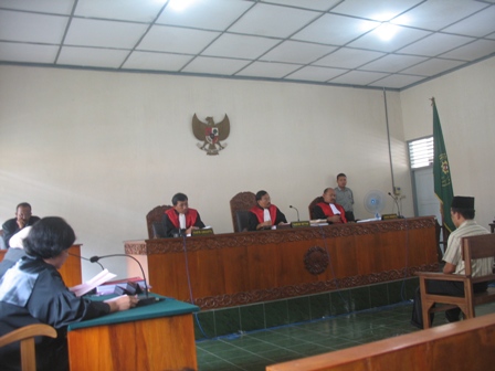 Sidang jagal--Tersangka kasus pembunuhan berantai, Yulianto, mendengarkan dakwaan yang dibacakan JPU dalam sidang perdananya di Pengadilan Negeri Sukoharjo, Rabu (12/1).