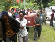 JENAZAH KORBAN—Sejumlah warga mengusung peti berwarna coklat berisi jenazah korban TKW, Sulastri, 39, yang tewas di Arab Saudi ke dalam rumah duka di Dukuh Cemeng RT 8/RW III, Plumbon, Sambungmacan, Sragen, Jumat (14/1). (FOTO: Espos/Tri Rahayu)