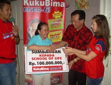 Serahkan Bantuan (SOLOPOS/Insetyonoto)