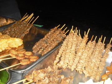 VARIASI SATE -- Di tempat-tempat wedangan sering dijumpai aneka sate siap santap seperti sate usus, sate kikil, sate bakso atau sate galantin (daging sapi cincang). (Espos/Fetty Permatasari)