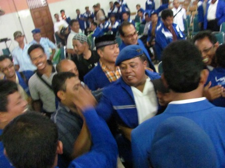DARMADI MENANG-Darmadi (pakai baret) merayakan kemenangan dalam pemilihan Ketua DPD PAN Klaten di Hotel Bima Klaten, Minggu (1/5/2011)