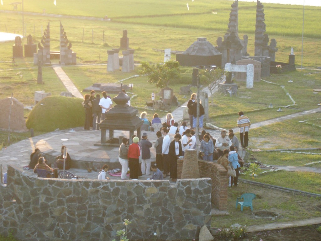 MENARIK PERHATIAN -- Pengunjung tengan melihat-lihat bangunan yang ada di kompleks Pura Sashasra Adi. Meski menyandang nama "pura," tempat ini terbuka setiap saat bagi siapa saja. (Espos/Adib Muttaqin Asfar)