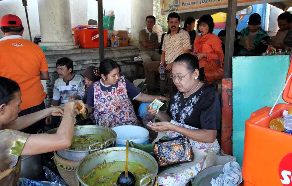 SELALU RAMAI -- Suasana di Warung Tengkleng Bu Edi yang terletak tepat di gapura Pasar Klewer, Solo, yang tak pernah sepi dari pembeli. (JIBI/SOLOPOS/Burhan Aris Nugraha)