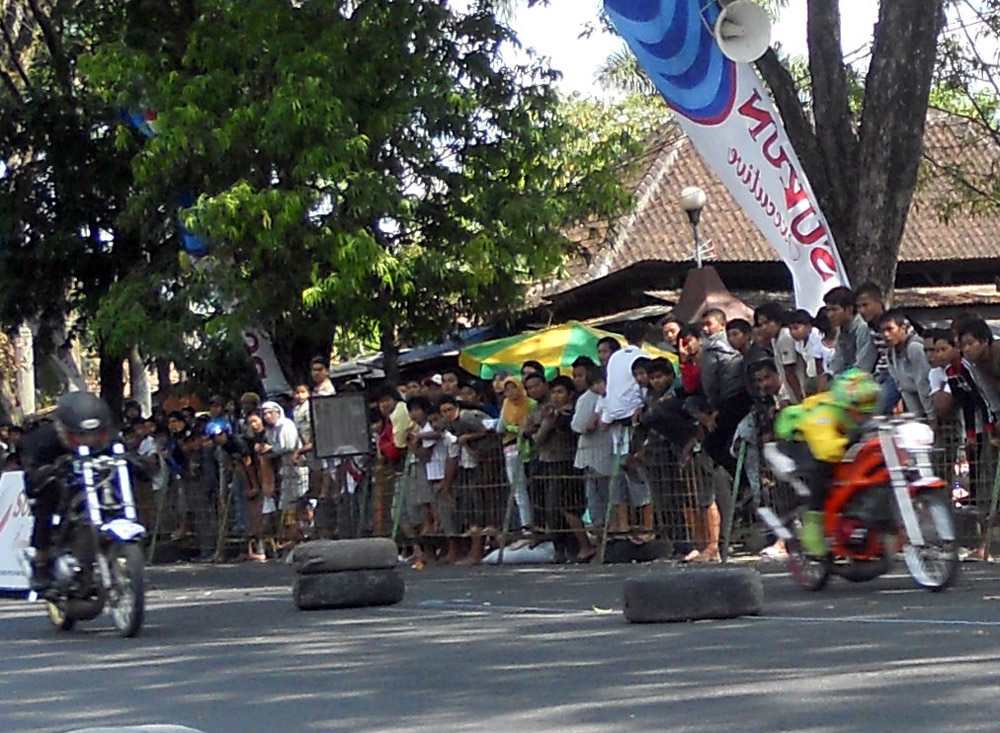 ADU KECEPATAN -- Dua dracer adu cepat di trek lurus dalam Dragbike Open Championship 2011 di lintasan Alun-alun Purwodadi, Minggu (19/6). Kejuaraan adu kecepatan ini mempertandingkan 15 kelas. (JIBI/SOLOPOS/Arif Fajar S)