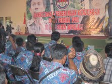 Ubaidi Rosyidi berorasi di depan ribuan anggota PPDI se-Soloraya dan Jateng di Gedung Sasono Mulyono, Desa Ngaru-Aru, Banyudono. (Ahmad Mufid Aryono)