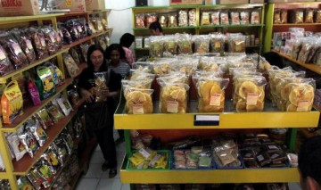 PEMBELI MENINGKAT--Pengunjung tengah berbelanja berbagai makanan khas Solo di salah satu toko pusat oleh-oleh di Kalilarangan, Solo, Rabu (29/6). Musim liburan sekolah, pusat oleh-oleh mengalami peningkatan pembeli sekitar 50% dibanding hari biasa. (JIBI/SOLOPOS/Burhan Aris Nugraha)