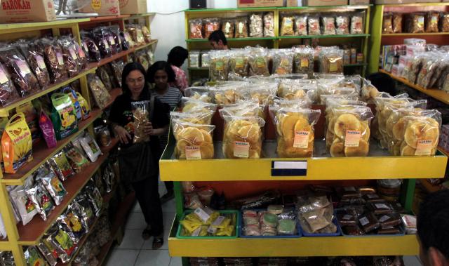 PEMBELI MENINGKAT--Pengunjung tengah berbelanja berbagai makanan khas Solo di salah satu toko pusat oleh-oleh di Kalilarangan, Solo, Rabu (29/6). Musim liburan sekolah, pusat oleh-oleh mengalami peningkatan pembeli sekitar 50% dibanding hari biasa. (JIBI/SOLOPOS/Burhan Aris Nugraha)
