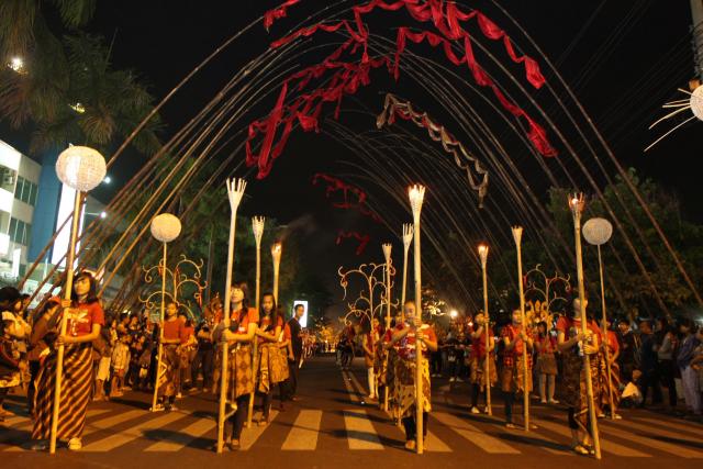 BARISAN OBOR -- Parade Solo Batik Carnival juga akan disemarakkan oleh para pembawa obor, seperti yang terlihat saat para pelakunya tengh berlatih dalam gladi resik, Kamis (23/6/2011) malam lalu. (JIBI/SOLOPOS/Agoes Rudianto)