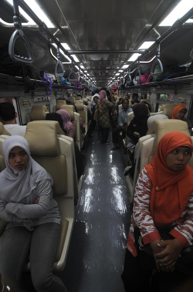 INTERIOR -- Penumpang duduk di dalam KA Madiun Jaya Express. KA baru untuk rute Madiun-Jogja PP ini menggunakan konfigurasi kursi 2-2 dan dilengkapi alat penyejuk udara. (JIBI/SOLOPOS/Agoes Rudianto)
