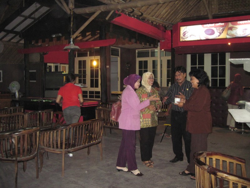 TAK SEKADAR KOPI -- Coffee shop Three Plus di Jalan Kapten Mulyadi, Karanganyar, tak hanya menyuguhkan kopi, namun juga santapan berupa olahan iga. (JIBI/SOLOPOS/Dina Ananti Sawitri Setyani)