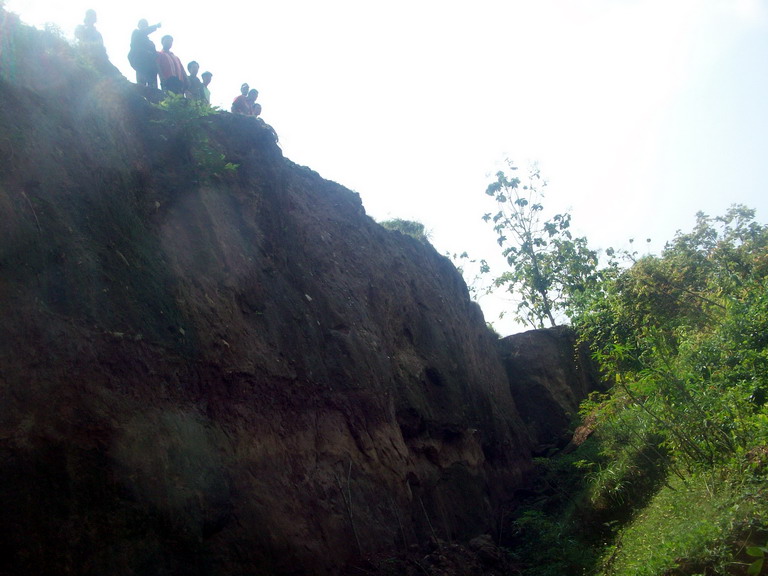 AMBLES--Ladang tegalan di Dukuh Sidorejo, Desa Jatibatur, Gemolong, Sragen ambles sedalam 10 meter, Jumat (22/7). Warga setempat khawatir amblesan tanah meluas. (JIBI/SOLOPOS/Chrisna Chanis Cara)
