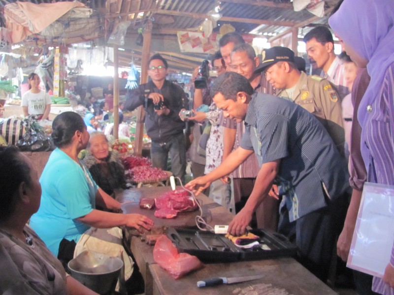 SIDAK MAKANAN -- Tim gabungan dari Pemkab Klaten melakukan inspeksi mendadak di Pasar Wedi Klaten, Kamis (21/7). Di pasar ini, tim gabungan menemukan beberapa makanan yang terindikasi mengandung zat formalin. (JIBI/SOLOPOS/Moh Khodiq Duhri)