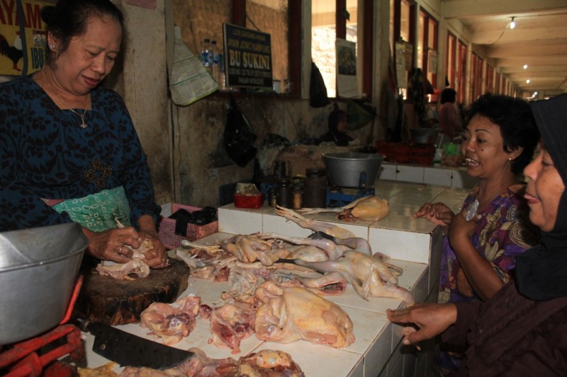 HARGA NAIK -- Seorang pedagang daging ayam tengah melayani pembeli di Pasar Wonogiri Kota, Minggu (24/7/2011). (JIBI/SOLOPOS/Suharsih)