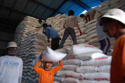 JIBI/Harian Jogja/Sumadiyono ANGKUT UREA--Sejumlah pekerja memindahkan pupuk urea bersubsidi di gudang pupuk PT Pusri Jl Bayan Batoh Purworejo. Kenaikan HET dari Rp 60.000 menjadi Rp 80.000 per zak makin memberatkan petani. SOLOPOS 14 APR 2010 HAL 3 JATENG DIY