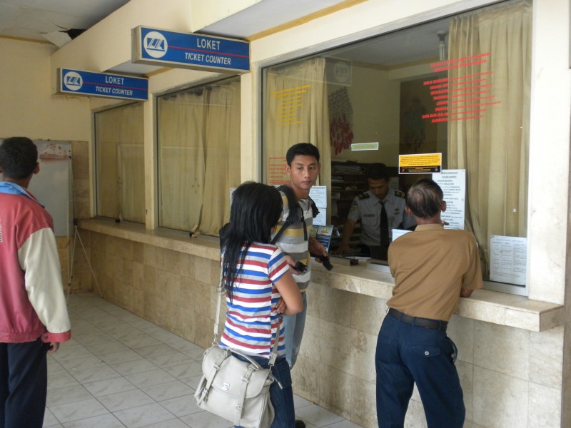Pembelian tiket kereta api (JIBI/Solopos/Tri Rahayu)