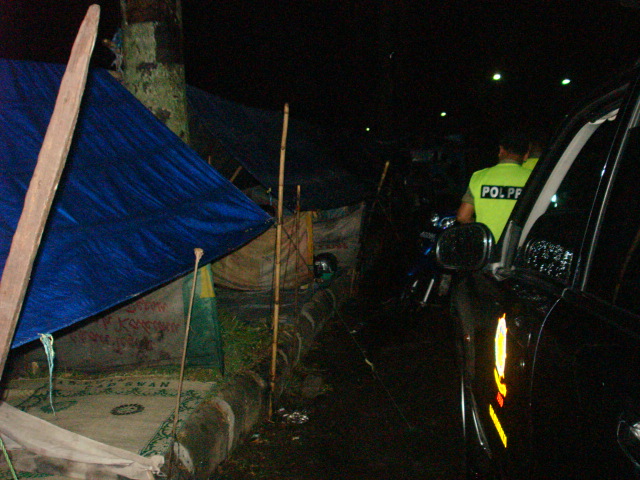 TEMPAT MESUM -- Petugas Satpol PP Sukoharjo melakukan razia terhadap sejumlah lapak wedangan yang diduga menyediakan lokasi untuk berbuat mesum di kawasan Solo Baru, Grogol, Selasa (26/7/2011) malam. (JIBI/SOLOPOS/Ist)