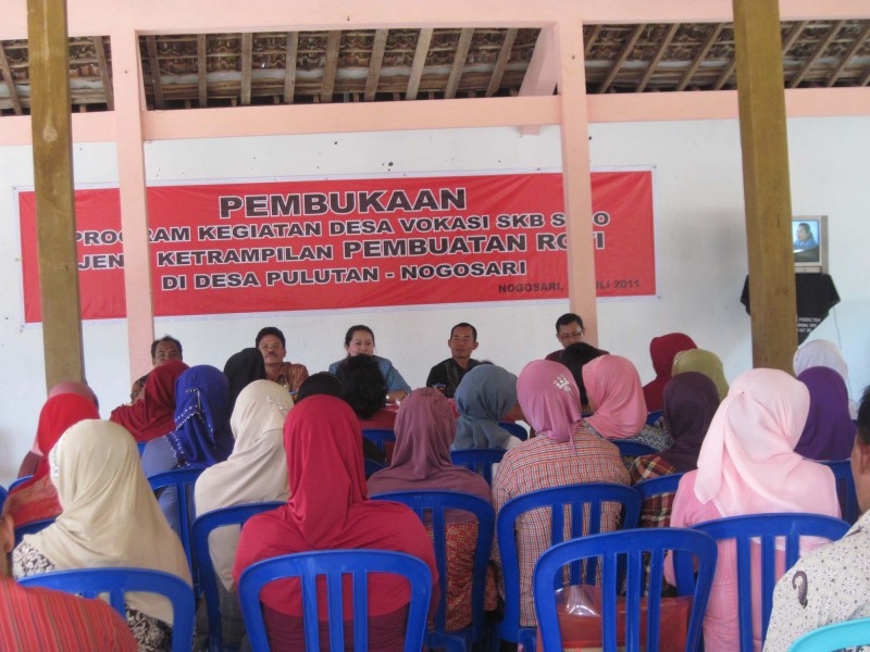 DESA VOKASI—Sejumlah peserta mengikuti pembukaan pelatihan pembuatan roti di Desa Pulutan, Kecamatan Nogosari, yang telah ditetapkan sebagai desa vokasi di Balaidesa setempat, Rabu (27/7).