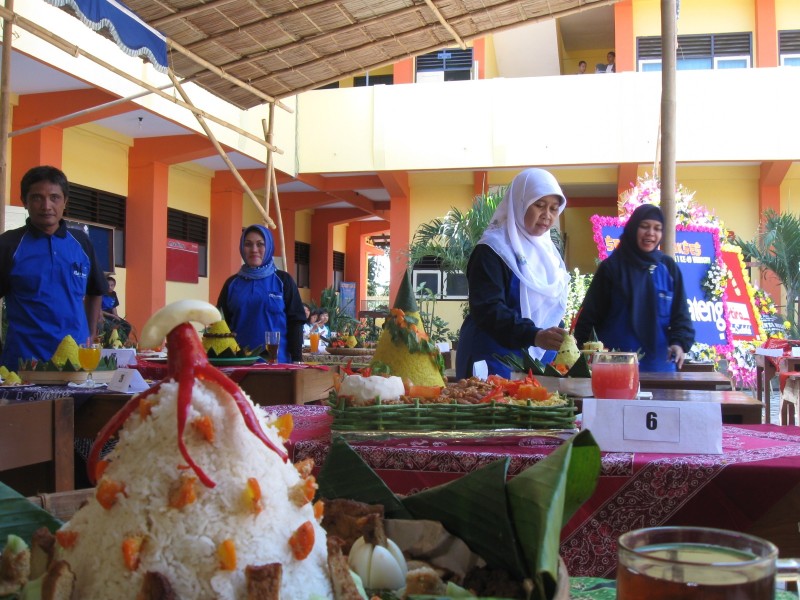 Para juri melakukan penilaian pada lomba tumpeng. (Trianto Hery Suryono)