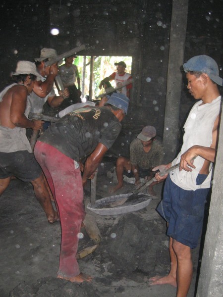 Sejumlah pekerja menempa campuran timah dan tembaga yang akan dibuat menjadi gong di salah satu sentra kerajinan gamelan di Dukuh Wirun, Desa Wirun. (Triyono)