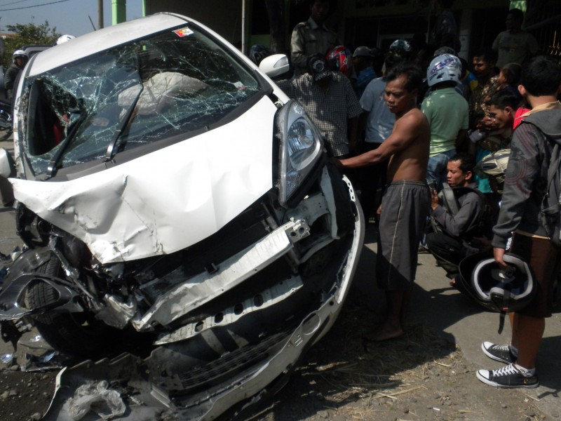 REMUK-Kondisi mobil Honda Jazz warna putih remuk di bagian kaca depan setelah kecelakaan di Jl Solo-Sragen KM 15,8, Grompol, Kaliwuluh, Kebakkramat, Karanganyar.