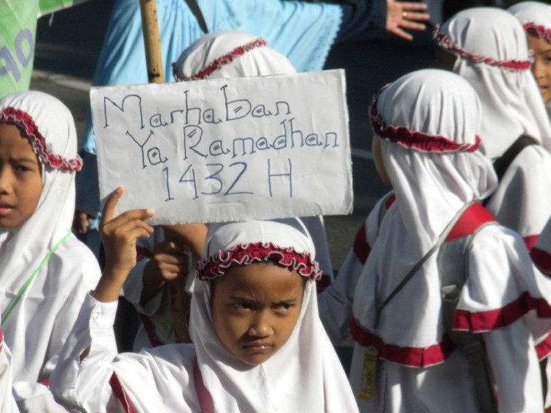 Ratusan siswa SD Birrul Walidain dan Pondok Pesantren Darul Ihsan Muhammadiyah melakukan pawai akbar. (Tri Rahayu)