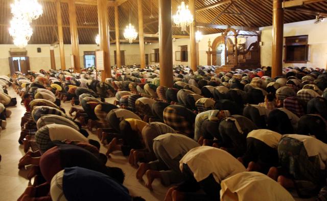 Prosesi Sholat Tarawih di Masjid Agung Keraton Surakarta